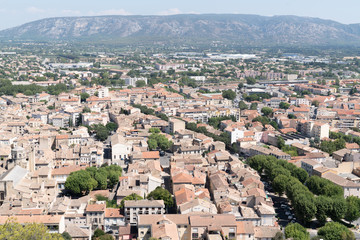 Fototapeta na wymiar hill view of city Cavaillon town in south of France