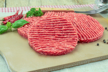 steak haché de boeuf cru sur une planche à découper