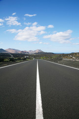 der Mittelstreifen einer Strasse  auf Lanzarote Kanarische Inseln