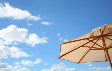 Sonnenschirm und ein blauer Sommerhimmel © janvier