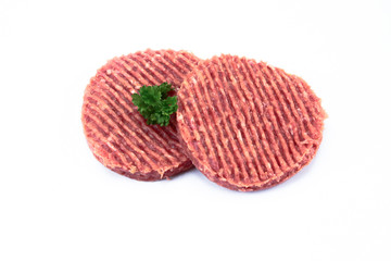 steak haché de boeuf cru sur un fond blanc