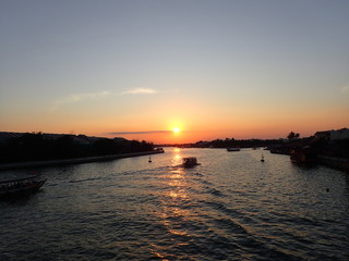 Naklejka premium 世界遺産の街ホイアンの夕日