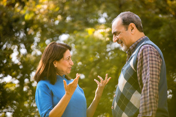Obraz premium Laughing senior couple spending leisure time