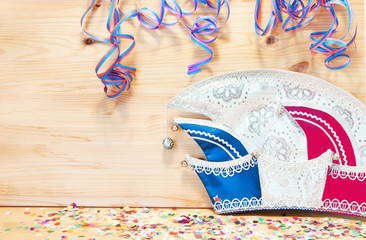 Fasching, Karneval, Fastnacht, Prinzenmütze, Faschingsmütze, Luftschlangen, Konfetti, Textraum,...