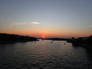 Fototapeta na wymiar 世界遺産の街ホイアンの川に沈む夕日