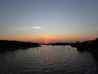 Fototapeta premium 世界遺産の街ホイアンの川に沈む夕日