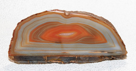 Pierre polie rouge, orange, blanc