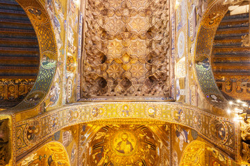 Fototapeta na wymiar Shining ceiling of the Palatine Chapel, Palermo
