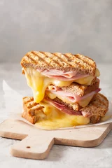 Abwaschbare Fototapete Snack gegrilltes Schinken-Käse-Sandwich