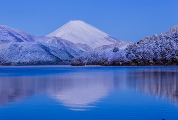 雪景色の箱根芦ノ湖と湖面に映る富士山