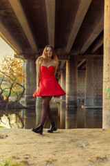 Obraz premium A woman is posing in front of a camera in an autumn park. autumn photo shoot. Autumn in the park.