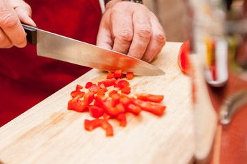 Hand schneidet Paprika