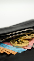 Bitcoin BTC Münze und Euro Bargeld in Portemonnaie Geldbörse close-up hochkant