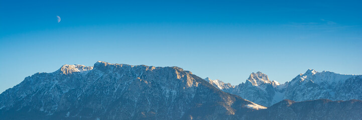 Berge und Mond im Winter - Alpen Panorama