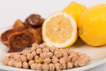 Zitrone mit Wallnuss auf Teller