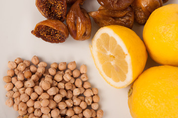 Zitrone mit Wallnuss auf Teller