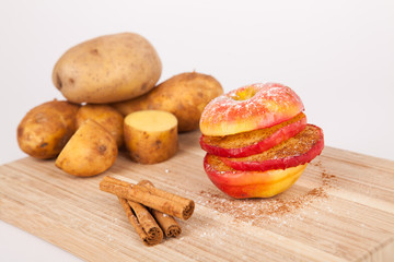 gebratener Apfel mit Kartoffeln und Zimtstangen
