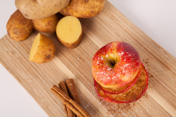 Naklejka na ściany i meble gebratener Apfel mit Kartoffeln und Zimtstangen