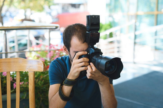 phtographer making pictures in cafe