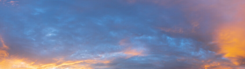 Obraz premium Evening sky background with clouds