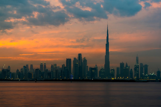 Dubai, UAE Stadtbild am Morgen in orangen Morgenlichtern