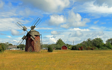 Windmühle unterm sonnigen Wolkenhimmel auf Öland, Schweden