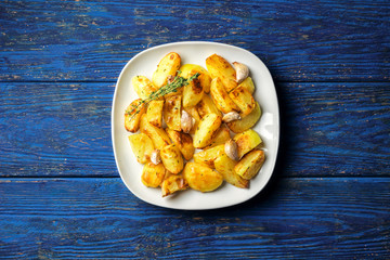 Roasted potatoes with garlic and thyme