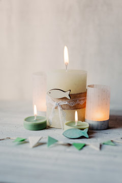 Kommunion, Konfirmation, Firmung, Taufe - schlichte Kerze auf weißem Holz mit Jute, Spitzenband und Fisch aus Holz