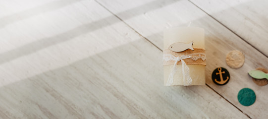 Kommunion, Konfirmation, Firmung, Taufe - schlichte Kerze auf weißem Holz mit Jute, Spitzenband...