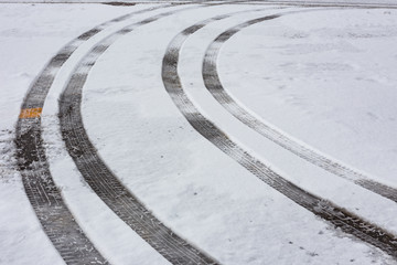 雪原のタイヤ痕