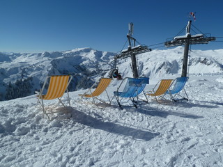 Schnee im Gebirge - Liegest&uuml;hle
