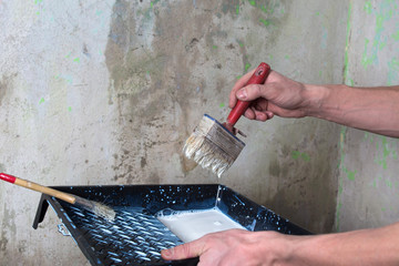 The painter primed the wall with a primer. Repair and priming of the wall before painting or...