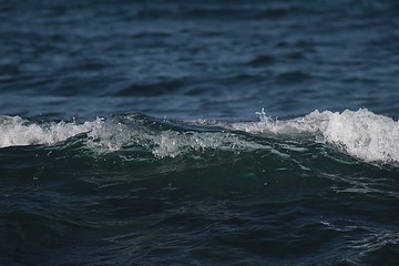 Obraz premium waves in the blue sea in the central coast of Chile