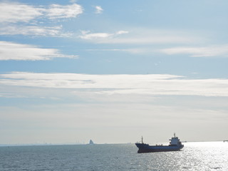 東京湾　タンカー船のある景色