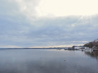 冬の湖とボート