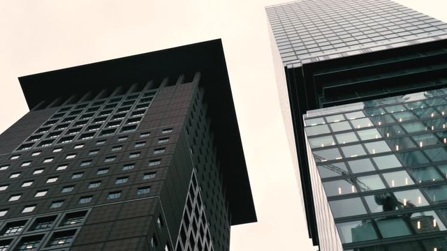 Diferente tipos de enormes rascacielos de Frankfurt del centro financiero de Alemania