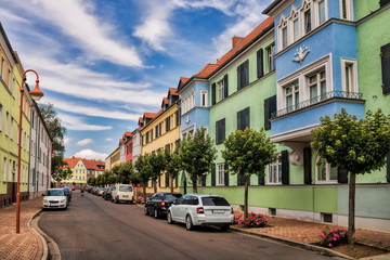 schönebeck, deutschland - straße mit sanierten häusern