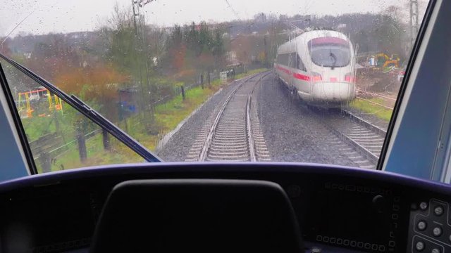 Tren alta velocidad se cruza con cabina conductor