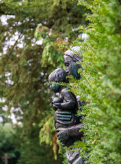 Maria mit dem Kinde in einer grünen Hecke
