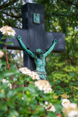 Die Kreuzigung hinter einem blühenden Strauch