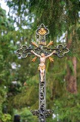 schönes altes Eisenkreuz mit der Jesusfigur