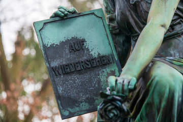 Eine Tafel mit der Aufschrift Auf Wiedersehen © Blende8