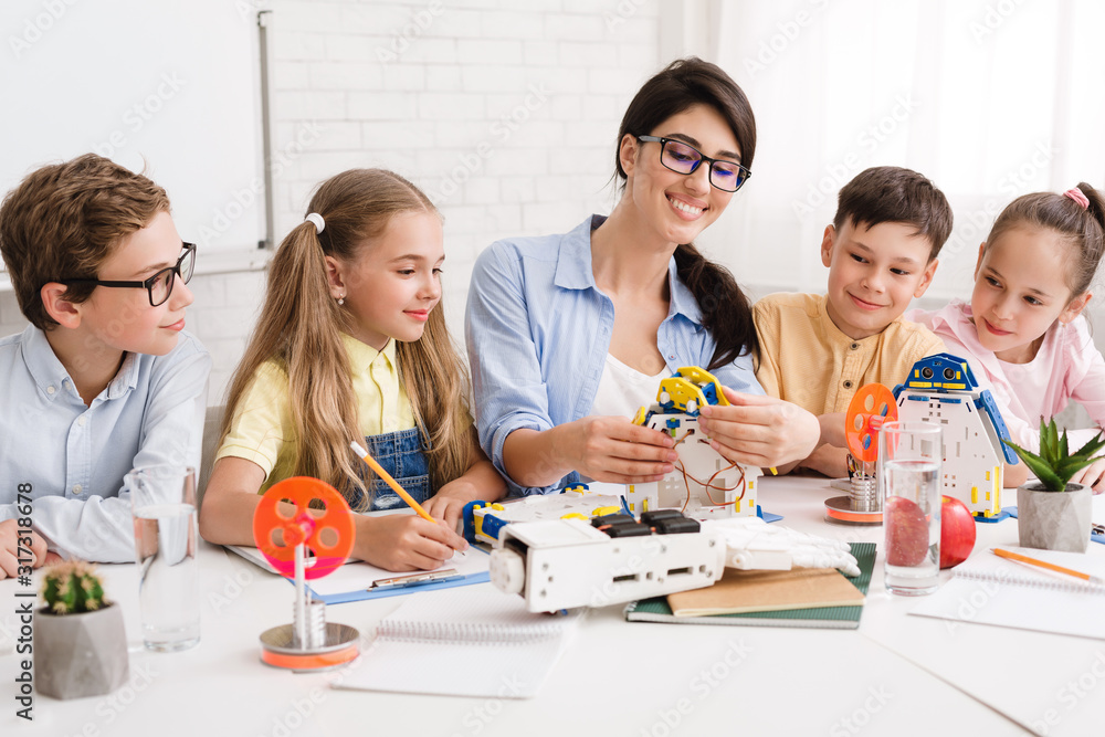 Aufkleber teacher working with pupils on diy robot