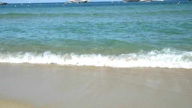 T&uuml;rkis blaue Wellen brechen am Strand, bei Saint Tropez, Frankreich, Mittelmeer