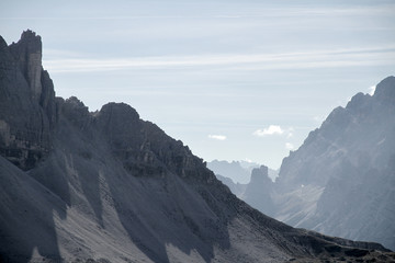 Fototapeta premium Dolomiten Wanderung im Herbst rund um die Drei Zinnen mit schöner Bergkulisse zur Drei-Zinnen-Hütte in Südtirol Italien Europa