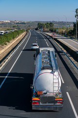Camion cisterna de mercancias peligrosas circulando por la autopista