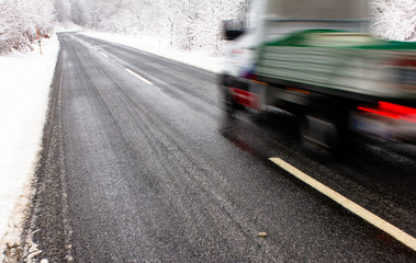 Schnell vorbeifahrendes Fahrzeug verwischt