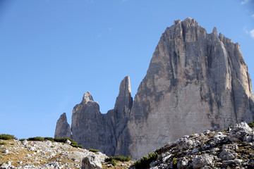 Dolomiten Wanderung im Herbst rund um die Drei Zinnen mit schöner Bergkulisse zur Drei-Zinnen-Hütte in Südtirol Italien Europa