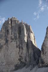 Fototapeta na wymiar Dolomiten Wanderung im Herbst rund um die Drei Zinnen mit schöner Bergkulisse zur Drei-Zinnen-Hütte in Südtirol Italien Europa