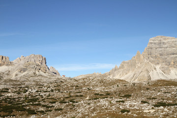 Dolomiten Wanderung im Herbst rund um die Drei Zinnen mit schöner Bergkulisse zur Drei-Zinnen-Hütte in Südtirol Italien Europa